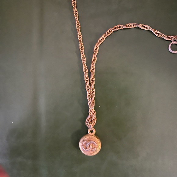 Chanel necklace gold pendant 16 inch great condition authentic - Picture 1 of 4